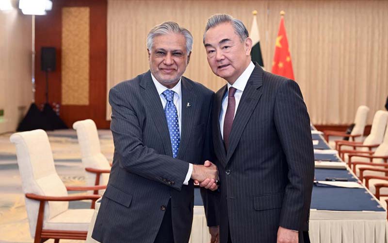 اسحاق ڈار کی چینی ہم منصب سے ملاقات، پاک-چین کا فوری جنگ بندی کا مطالبہ
