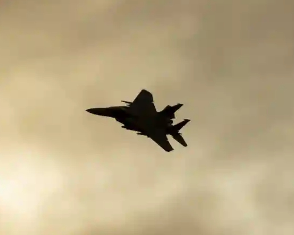 ایران جنگ: تباہ ہونے والے امریکی جنگی طیارے کے پائلٹ کو بچا لیا گیا، دوسرے کی تلاش جاری