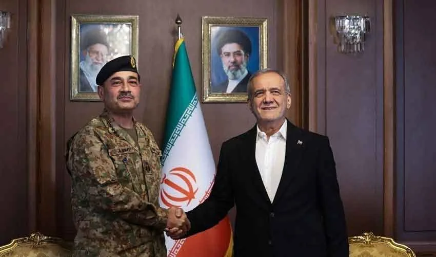 ایرانی صدر سے فیلڈ مارشل سید عاصم منیر کی اہم ملاقات، دوطرفہ امور پر تبادلہ خیال