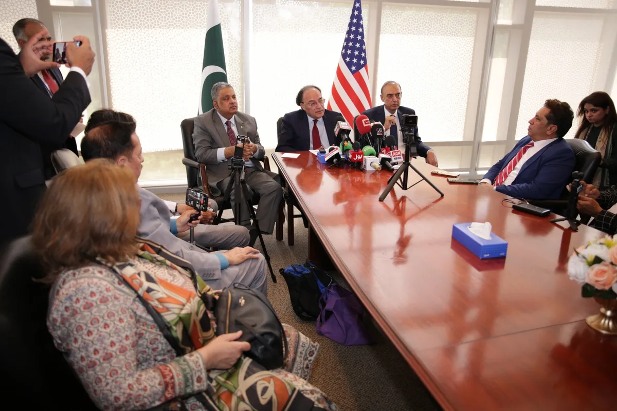 واشنگٹن کے پاکستانی سفارت خانے میں وزیر خزانہ محمد اورنگزیب کی پریس کانفرنس کی تصویری جھلکیاں