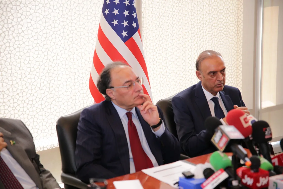 واشنگٹن کے پاکستانی سفارت خانے میں وزیر خزانہ محمد اورنگزیب کی پریس کانفرنس کی تصویری جھلکیاں