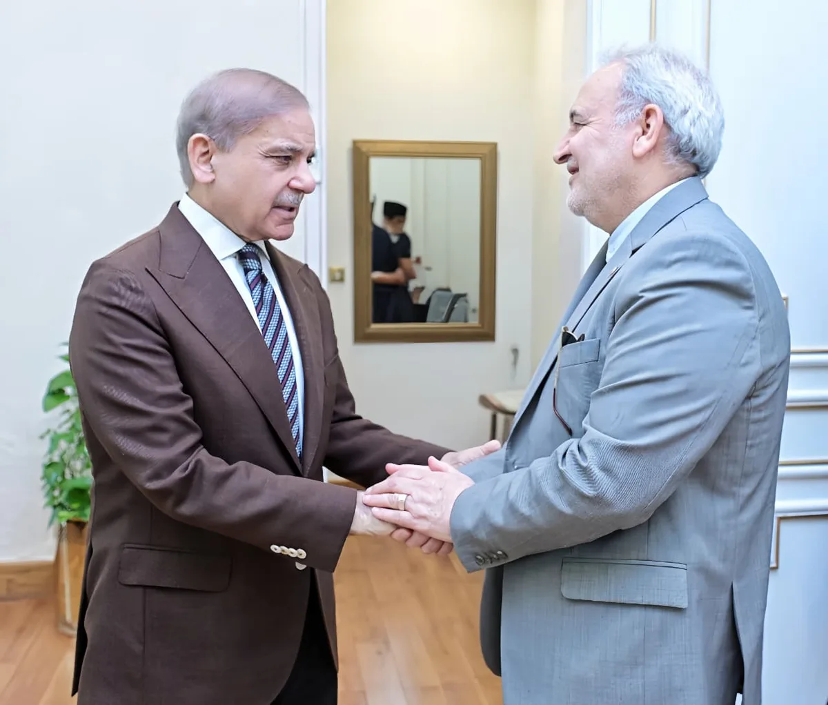 وزیراعظم شہباز شریف سے ایرانی سفیر کی ملاقات، علاقائی صورتحال اور امن پر تبادلہ خیال