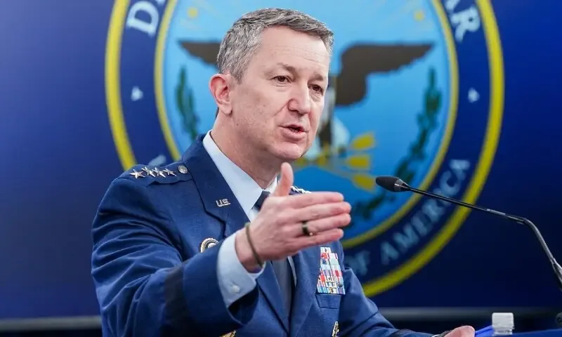 ایران نے پانچ تجارتی جہازوں پر حملہ کیا، ہرمز ناکہ بندی پر مکمل عملدرآمد جاری ہے: جنرل ڈین کین