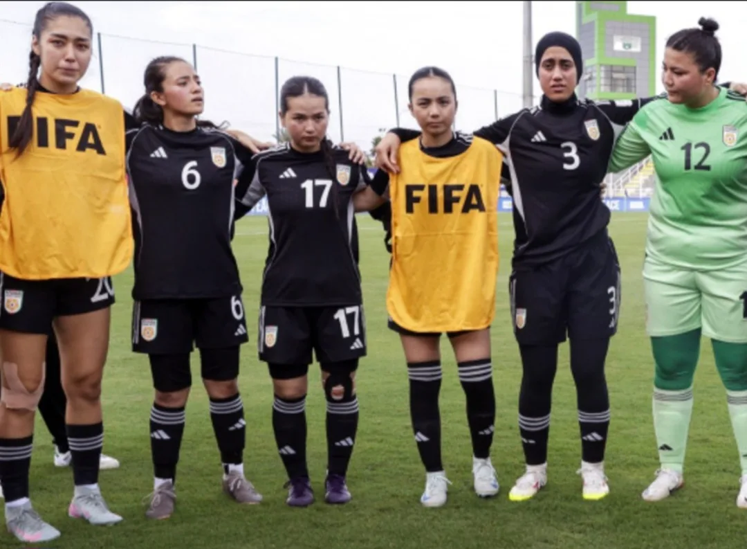 فیفا نے طالبان کی مخالفت کے باوجود افغان خواتین فٹبالرز کو قومی ٹیم کی نمائندگی کی اجازت دے دی