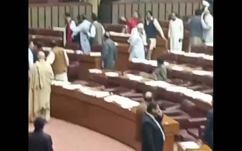 قومی اسمبلی میں پی ٹی آئی ارکان آپس میں الجھ پڑے، جنید اکبر اور اقبال آفریدی میں ہاتھا پائی