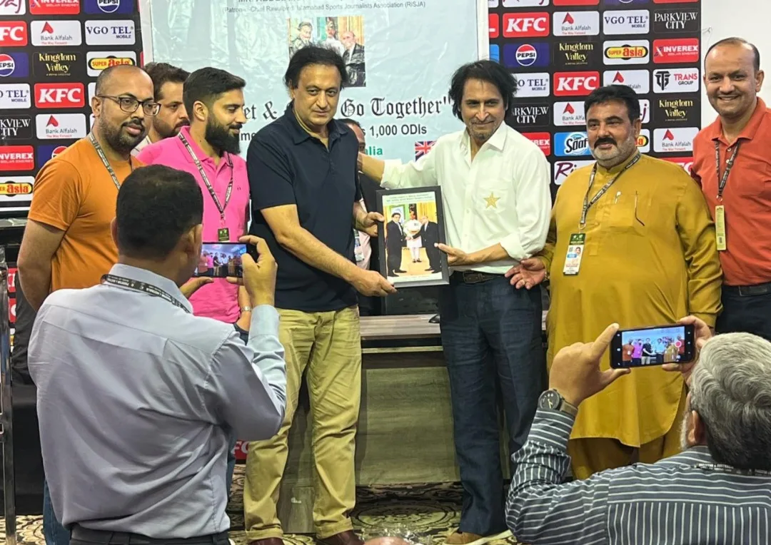 سینئر سپورٹس جرنلسٹ عبدالمحیٰ شاہ کو تمغۂ امتیاز کے اعزاز پر خصوصی شیلڈ پیش، پاکستان کے 1000 ون ڈے میچز کی تکمیل کا جشن