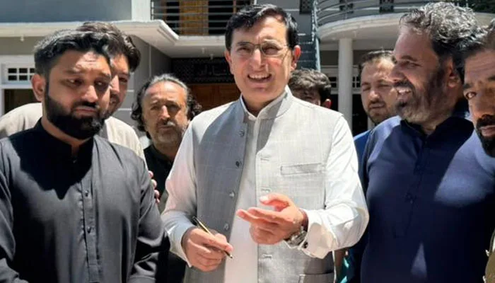 بیرسٹر گوہر انتخابی مہم کیلئے اسکردو پہنچ گئے، بلا روک ٹوک انتخابی مہم کی اجازت دینے کا مطالبہ