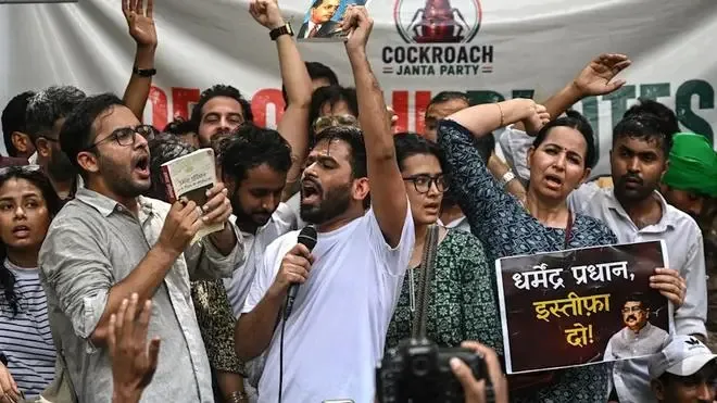 کاکروچ جنتا پارٹی کا مودی کو انتباہ، ہندو مسلم سیاست کے بجائے روزگار اور تعلیم پر توجہ دینے کا مطالبہ
