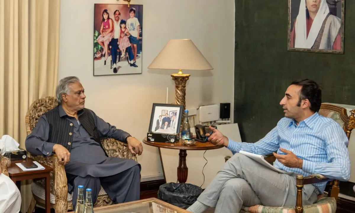 اسحاق ڈار اور بلاول بھٹو کے درمیان رابطہ، سنگل لارجسٹ پارٹی کو حکومت بنانے کا موقع دینے پر اتفاق
