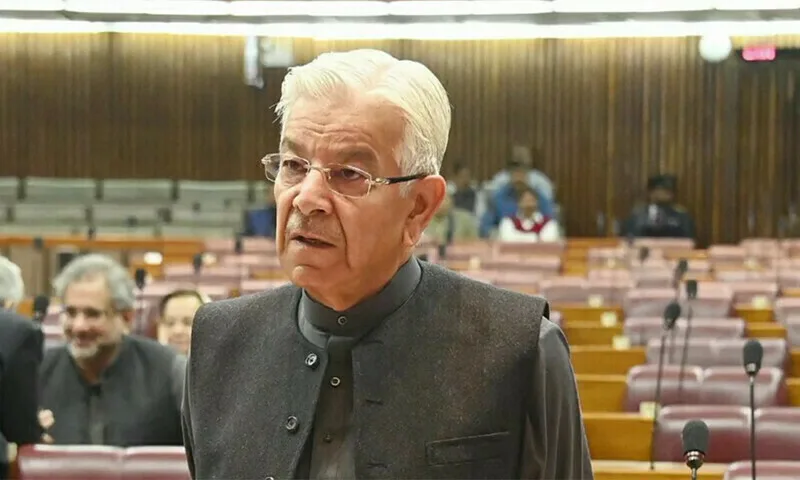 لیڈر کی رہائی کے لیے احتجاج کریں مگر اداروں کو نشانہ نہ بنائیں، خواجہ آصف کی پی ٹی آئی کو تنبیہ