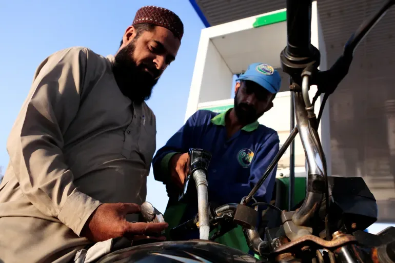 پٹرول اور ڈیزل کی قیمتوں میں کمی، حکومت نے عوام کو ریلیف دے دیا