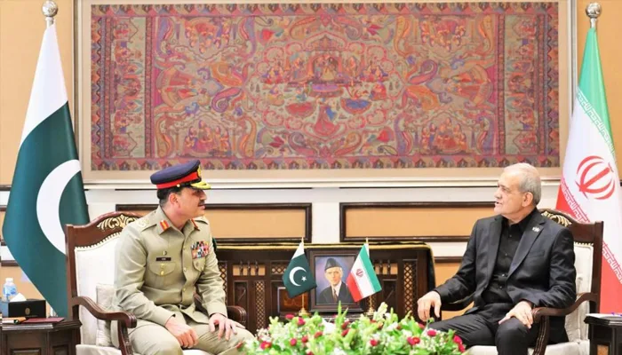 فیلڈ مارشل عاصم منیر سے ایرانی صدر مسعود پزشکیان کی ملاقات، علاقائی استحکام میں پاکستان کے کردار کی تعریف