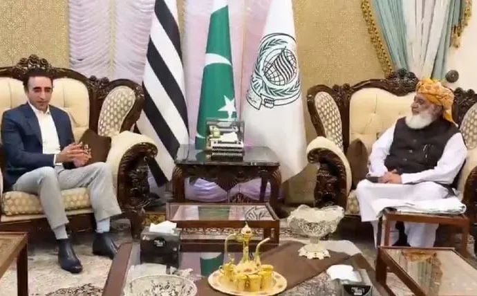 مولانا فضل الرحمان کی آزاد کشمیر معاملے پر ثالثی کی پیشکش، بلاول نے خیرمقدم کر دیا