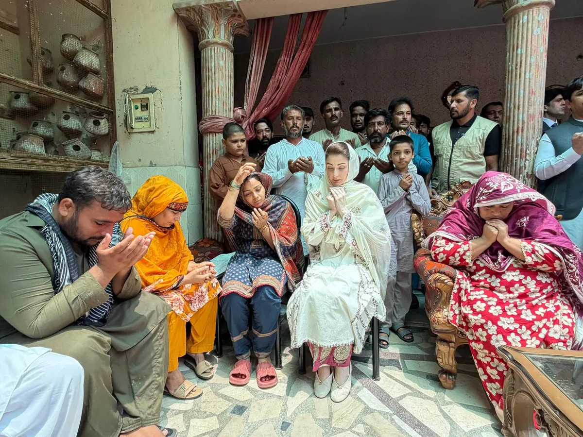 مریم نواز کی سانحہ کاہنہ کے متاثرہ خاندانوں سے ملاقات، جاں بحق بچوں کے ورثا میں امدادی چیکس تقسیم