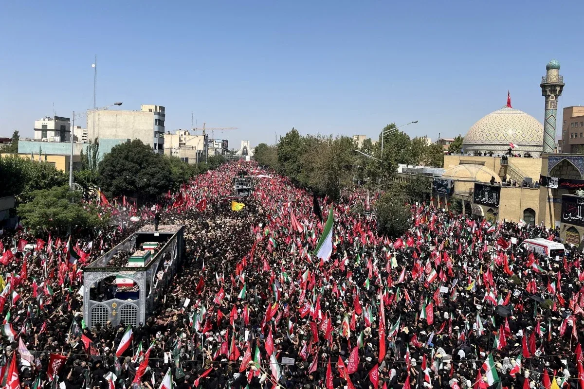 تہران میں آیت اللہ علی خامنہ ای کے جنازے کا جلوس، لاکھوں افراد کی شرکت، ایران بھر میں سات روزہ سوگ