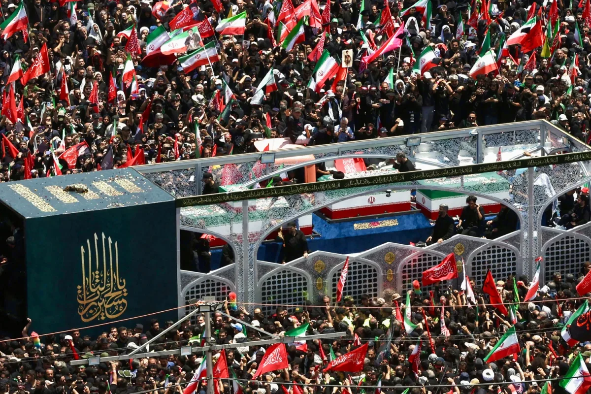 شہید آیت اللہ علی خامنہ ای مشہد میں سپردِ خاک، لاکھوں افراد کی آخری رسومات میں شرکت