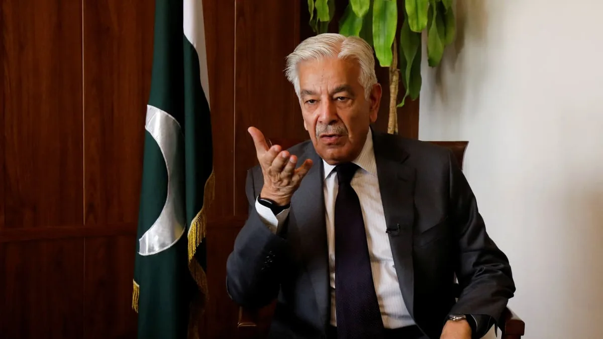 وزیردفاع خواجہ آصف کی مولانا فضل الرحمان پر سخت تنقید، بیان کو شہداء کی قربانی کی توہین قرار دے دیا