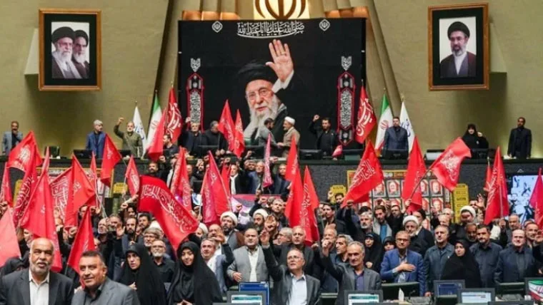 جنگ کے بعد ایرانی پارلیمنٹ کا پہلا اجلاس، امریکا سے آیت اللہ خامنہ ای کی شہادت کا انتقام لینے کا مطالبہ