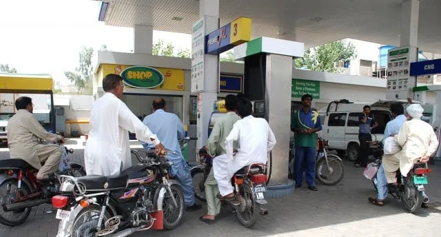 حکومت نے پیٹرول اور ڈیزل کی قیمتوں میں اضافہ کر دیا، نئی قیمتوں کا اطلاق فوری