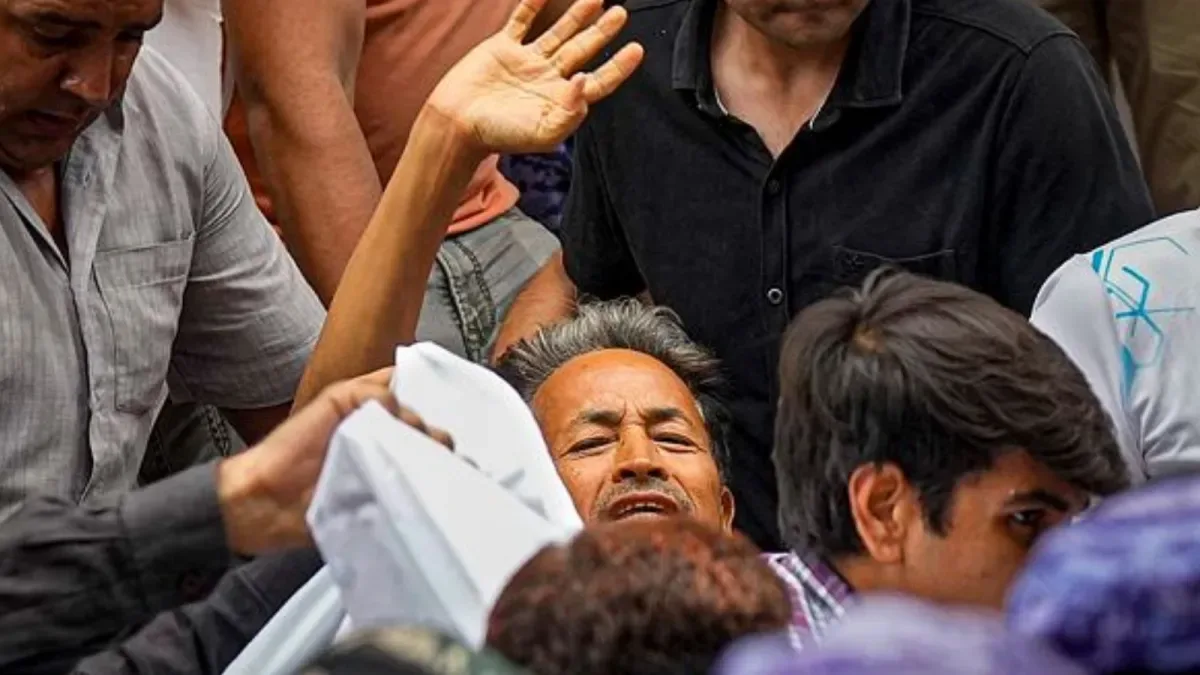 بھوک ہڑتال پر بیٹھے سونم وانگچک کو دہلی پولیس نے اسپتال منتقل کر دیا، اہلیہ نے تحفظات کا اظہار کیا