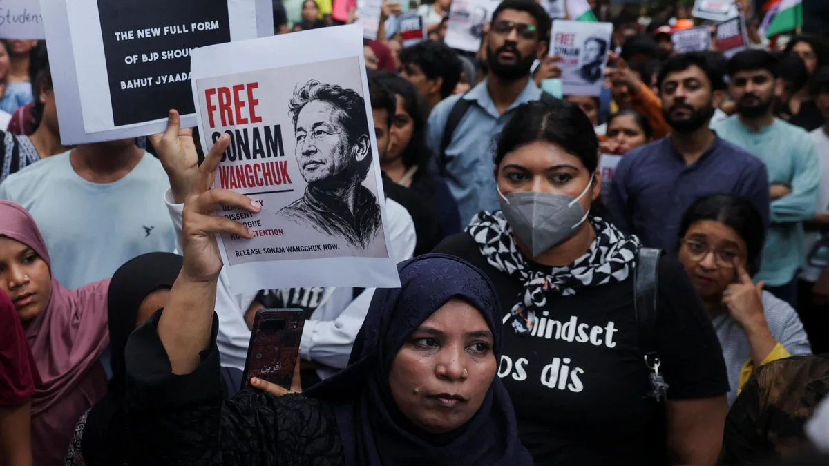 بھارتی حکومت نے وزیر تعلیم کے استعفے پر ایک دن کی مہلت مانگ لی، طلبا کا دھرنا جاری رکھنے کا اعلان
