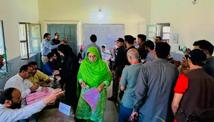 آزاد کشمیر الیکشن: پولنگ مکمل، ووٹوں کی گنتی جاری، بھمبر میں بیلٹ باکس نذرِ آتش، 2 پریزائیڈنگ افسر معطل