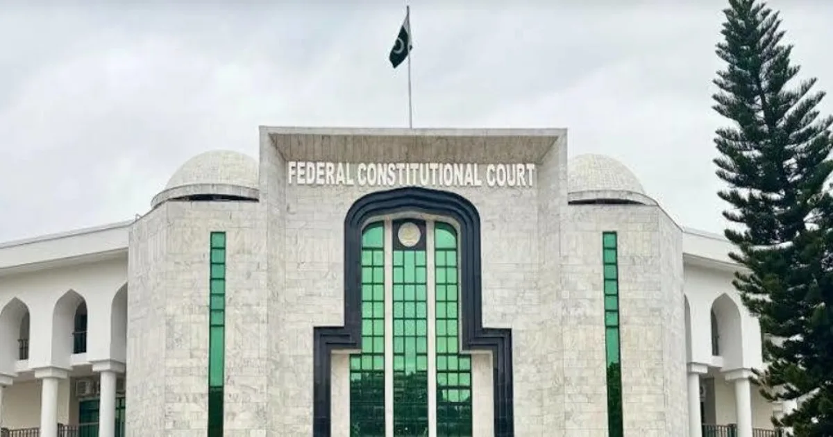 عمران خان مبینہ ’رہائی فورس‘ کیس: آئینی عدالت نے فریقین کو جواب جمع کرانے کے لیے مہلت دے دی