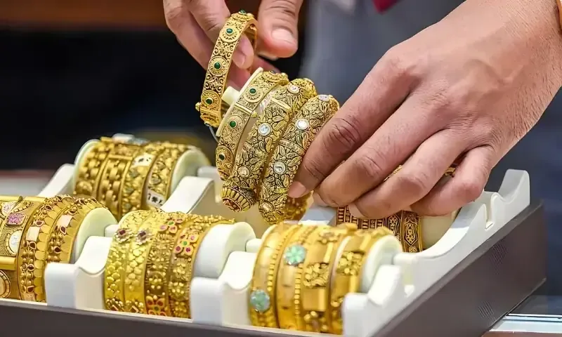 پاکستان اور عالمی مارکیٹ میں سونے کی قیمتوں میں بڑی کمی، فی تولہ سونا 3,700 روپے سستا