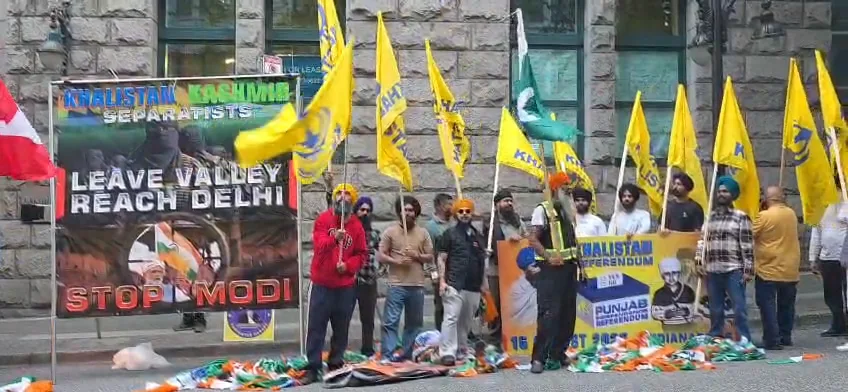 یومِ استحصالِ کشمیر: کینیڈا میں بھارتی قونصل خانے کے باہر خالصتان کارکنوں کا احتجاج، کشمیریوں سے اظہارِ یکجہتی