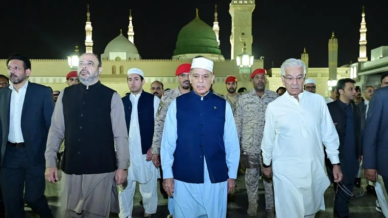وزیراعظم شہباز شریف کی روضۂ رسول ﷺ پر حاضری، ملک و قوم کی ترقی و خوشحالی کے لیے دعا