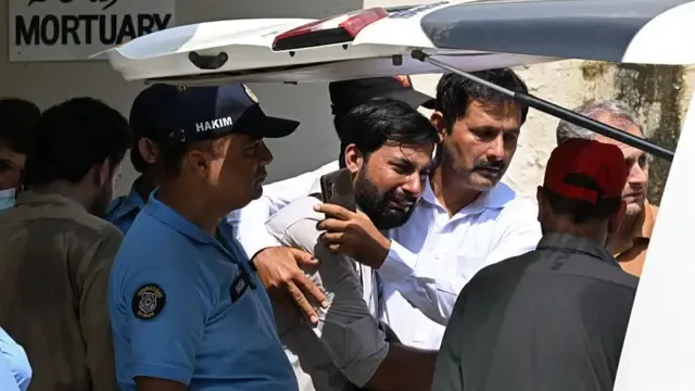 سانحہ پمز ہسپتال: جاں بحق ہونے والے 14 نومولود سپرد خاک، ہر آنکھ اشکبار