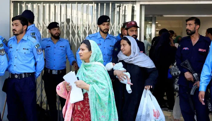 سانحہ پمز تحقیقاتی رپورٹ وزیراعظم کو پیش، غیر معیاری سہولیات اور ذمہ داروں کے خلاف کارروائی کی سفارش