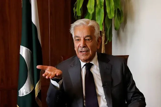 عمران خان کے بیٹوں کے پاس نائیکوپ موجود ہے، جب چاہیں پاکستان آ سکتے ہیں: خواجہ آصف