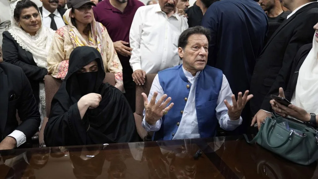 اسلام آباد ہائیکورٹ کا عمران خان اور بشریٰ بی بی کو قیدِ تنہائی میں نہ رکھنے کا حکم