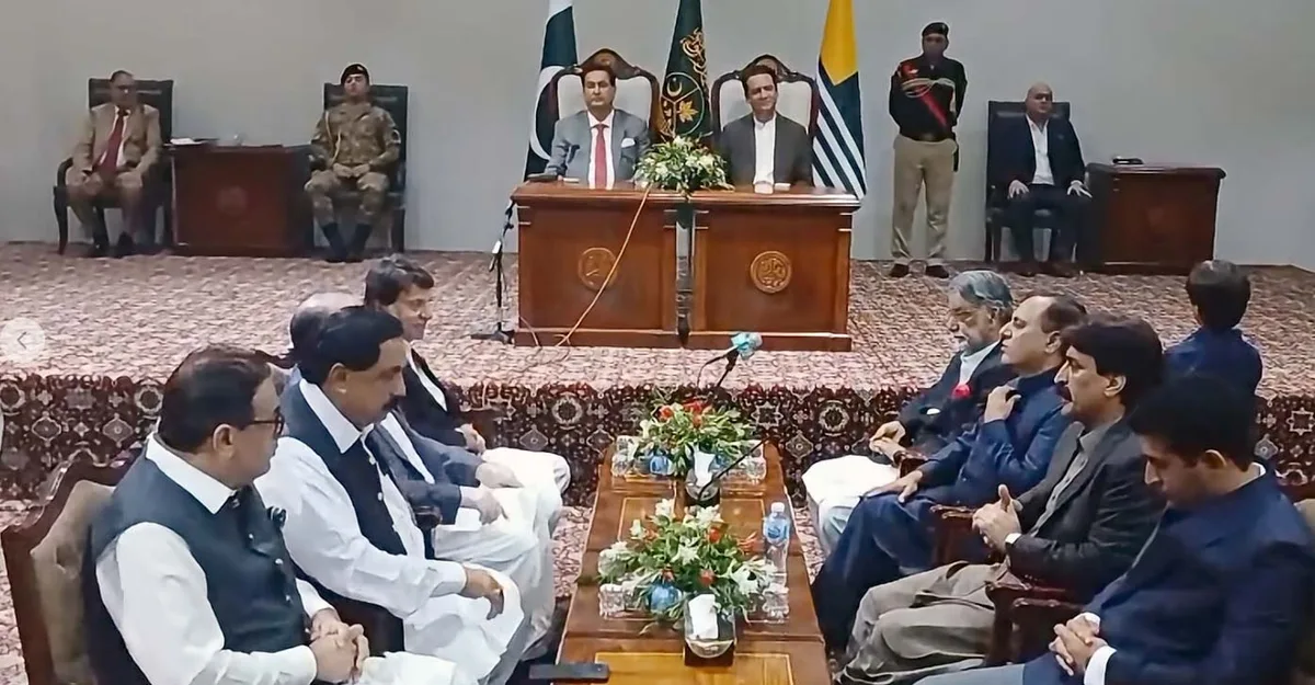 ہیڈر: آزاد جموں و کشمیر کی نئی 8 رکنی کابینہ نے حلف اٹھا لیا
