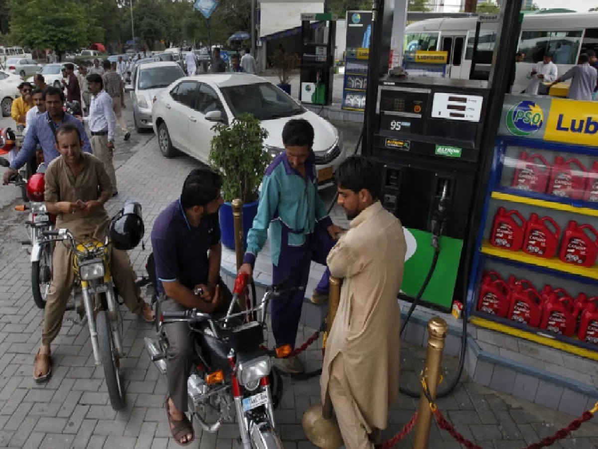 پیٹرولیم لیوی کی ریکارڈ وصولی، شہری مہنگے ترین ایندھن کا بوجھ اٹھانے پر مجبور