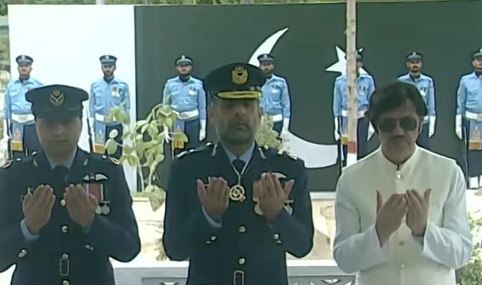 راشد منہاس شہید کے مزار پر پھولوں کی چادر چڑھانے کی پروقار تقریب