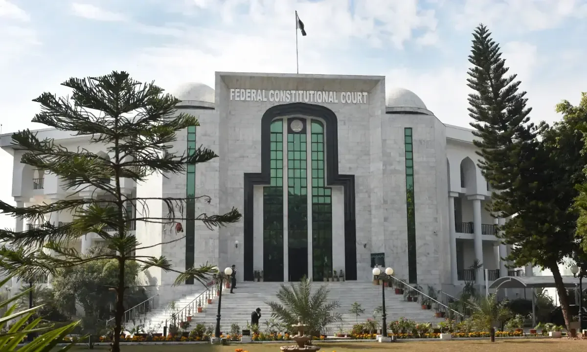 اڈیالہ جیل کے 3 قیدی عمران خان جیسی طبی سہولیات کیلئے وفاقی آئینی عدالت پہنچ گئے