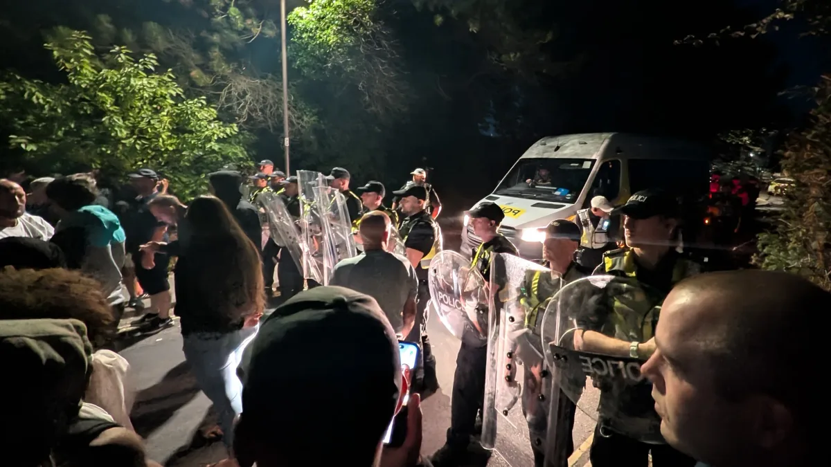 پاکستان انڈر 19 ٹیم کو تارکین وطن سمجھ کر ہوٹل کے باہر احتجاج، غلط فہمی چند منٹ میں دور