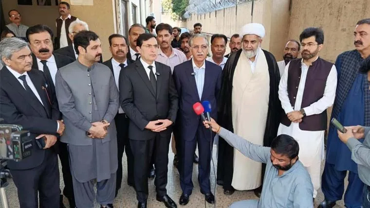اپوزیشن رہنماؤں کی نیئر بخاری سے ملاقات، اے پی سی میں شرکت کی دعوت