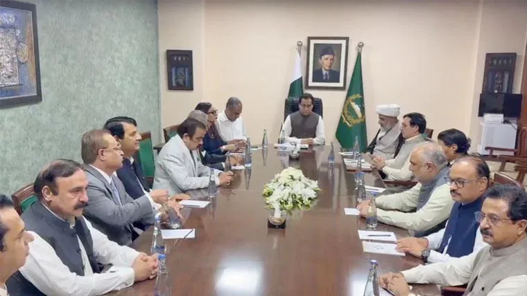 حکومت اور اپوزیشن مذاکرات، پی ٹی آئی رہنماؤں نے عمران خان سے ملاقات کی شرط رکھ دی