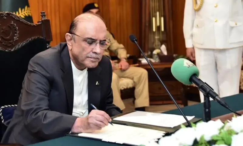 صدر مملکت آصف زرداری کے خیبرپختونخوا میں ایمرجنسی اور گورنر راج کی سمری پر دستخط