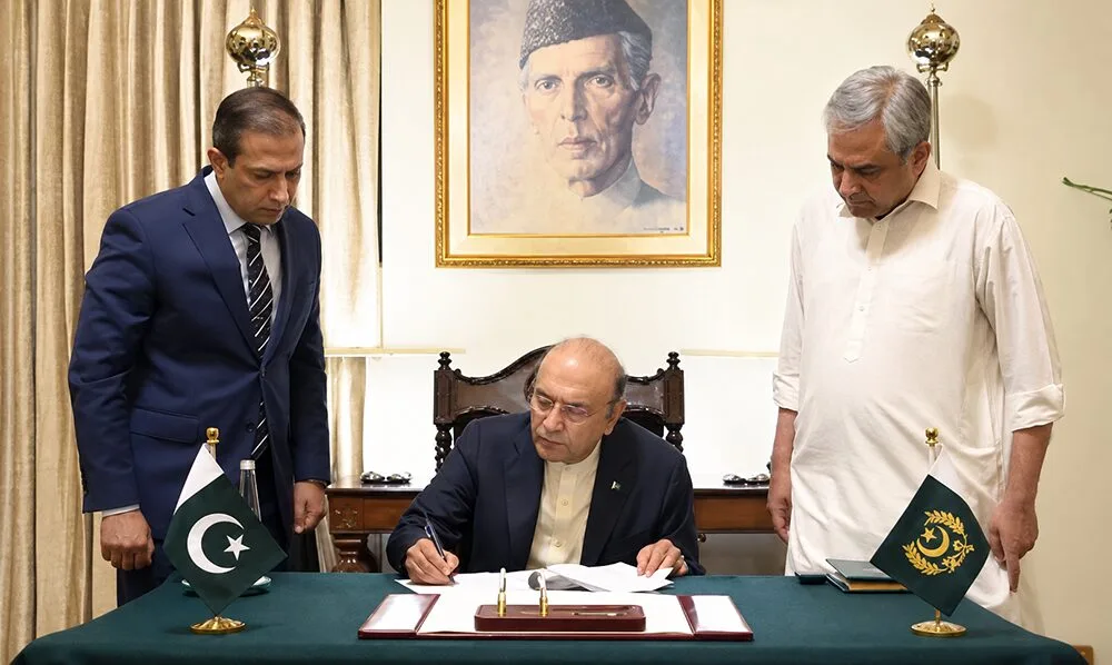 صدرِ مملکت نے وزیراعظم کی سفارش پر خیبرپختونخوا میں ایمرجنسی نافذ کردی