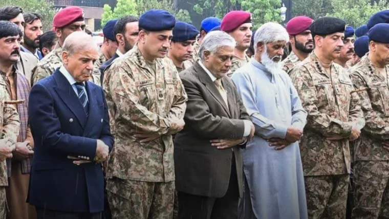 کوئٹہ طیارہ حادثے میں شہید فوجی افسران کی نماز جنازہ ادا، وزیراعظم شہباز شریف اور فیلڈ مارشل کی شرکت