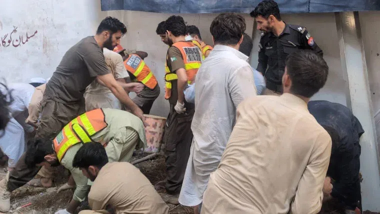 پشاور اسکول حادثہ: 28 بچے اور خاتون ٹیچر جاں بحق، مالک گرفتار، انکوائری کمیٹی قائم