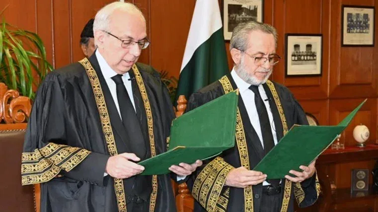 جسٹس منیب اختر نے قائم مقام چیف جسٹس آف پاکستان کا حلف اٹھا لیا