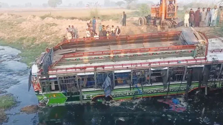 حافظ آباد میں بس سیم نالے میں جاگری، 5 افراد جاں بحق، 30 زخمی